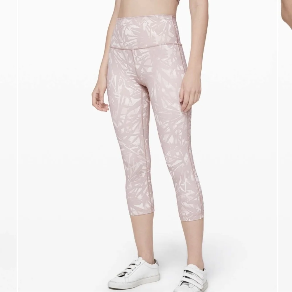 Lululemon Wunder Under Crop (High Rise 21") In Shadow Leaf Light Ivory Size 4 - Picture 1 of 6